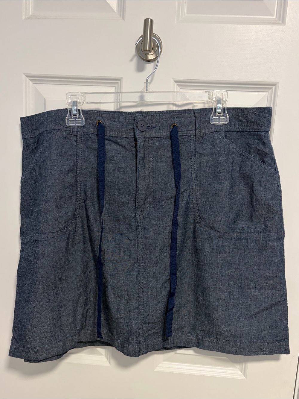 White Stag women’s denim colored skort. Size 18. Button/zipper closure.